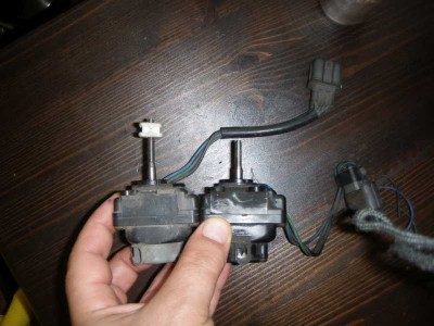 Porovnání motorků naklápění světel ED9 a EE8 - 004.jpg