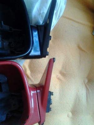 porovnání úchytových trojúhelníků zrcátek crx a C4G.jpg