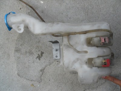 Nádobka s ostřikem pro přední světla.jpg